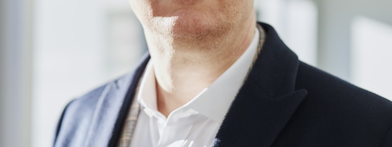 一位资深体育数据分析师正在大屏幕前分析复杂的足球比赛数据图表