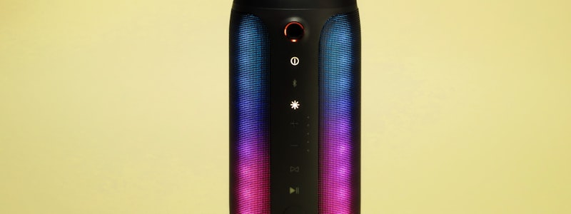 一位内容运营主编在会议室的白板前策划世界杯专题报道的内容排期